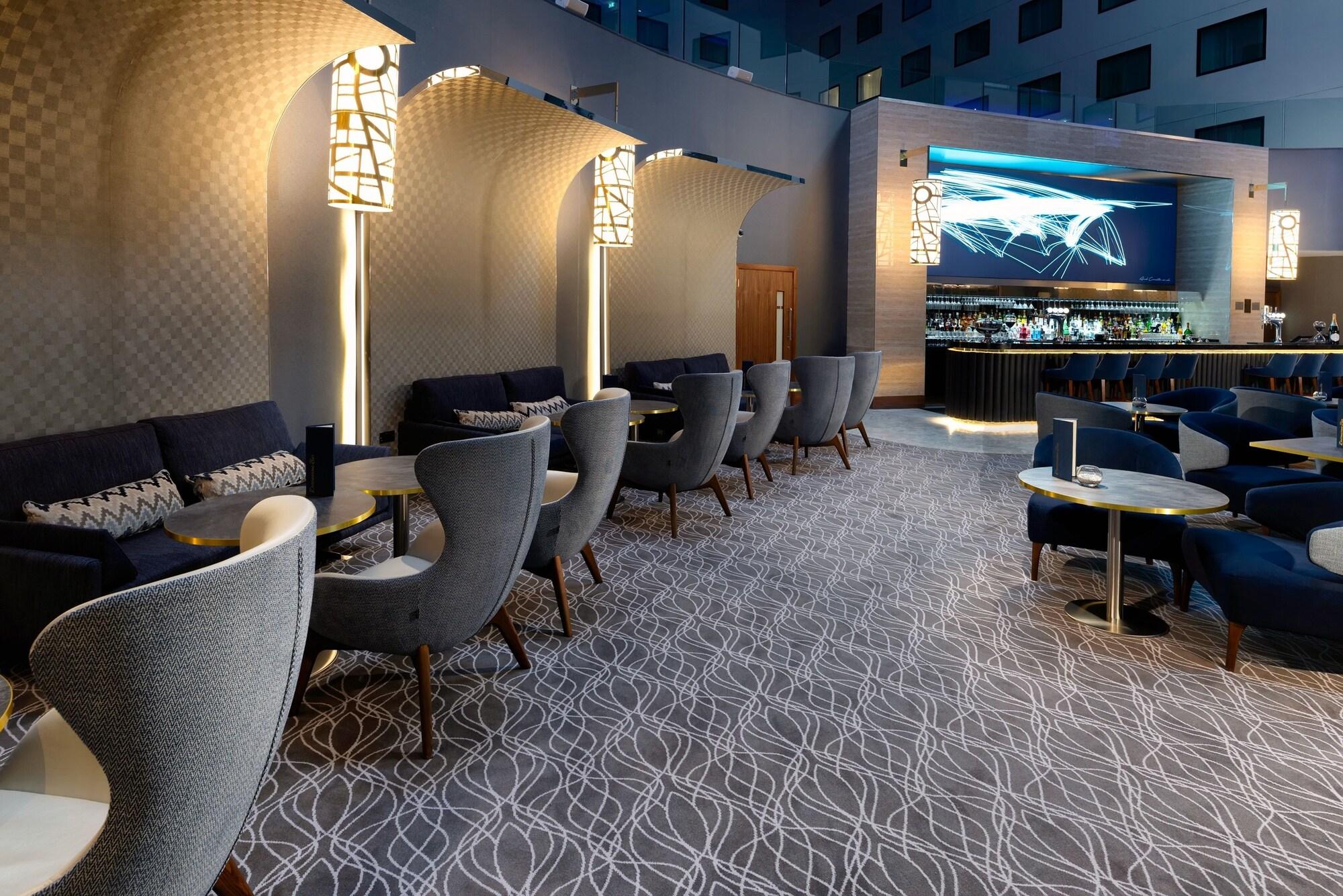 Bar/Salón Crowne Plaza London Heathrow T4 by IHG