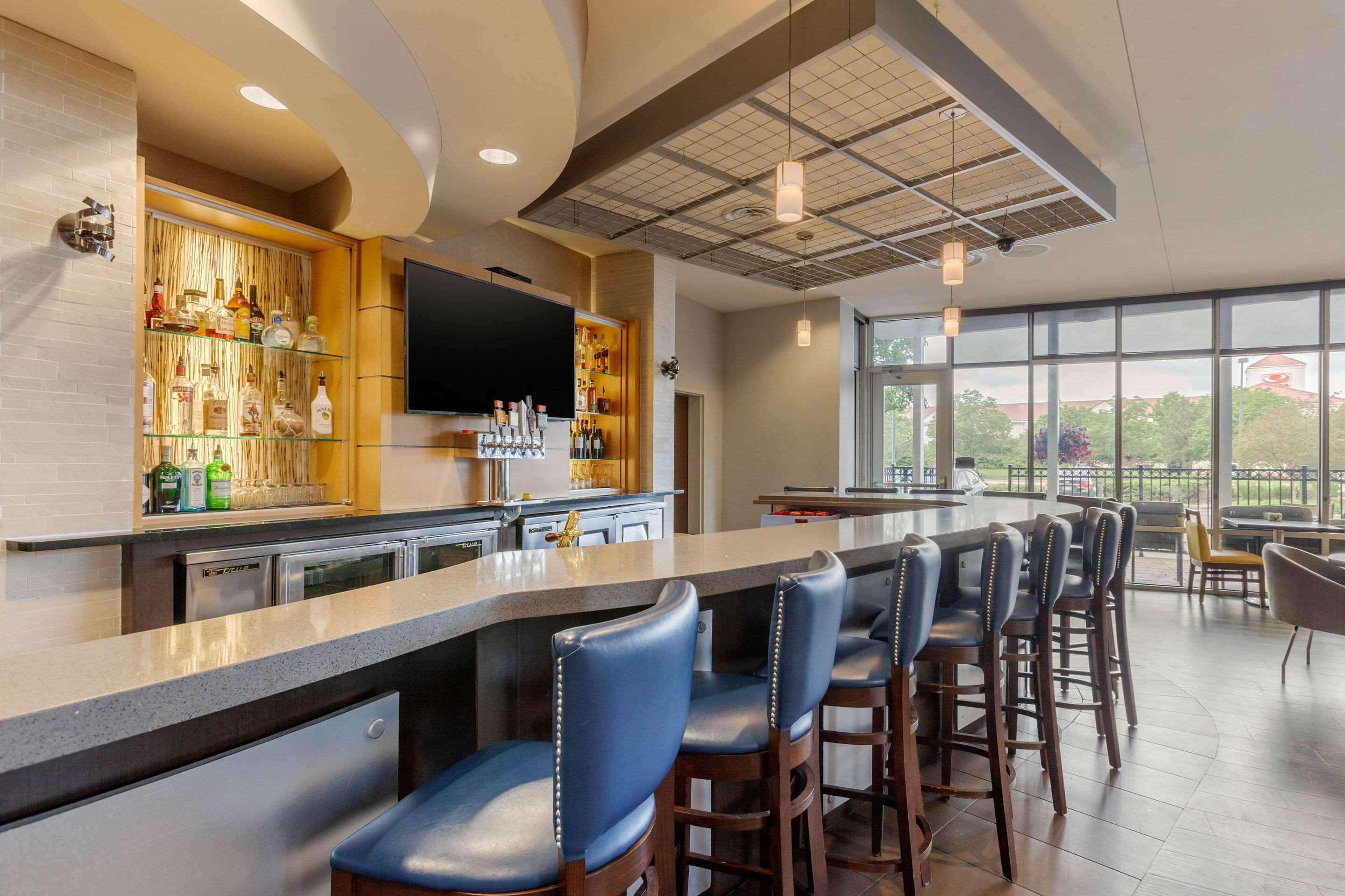 Bar/Salón Cambria Suites Denver Airport