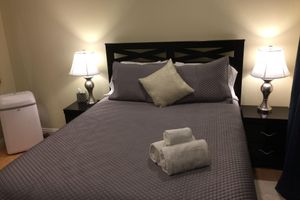 Alquiler Vacacional - Burbank Hills New Suite with City Light Views and access to Balcony!