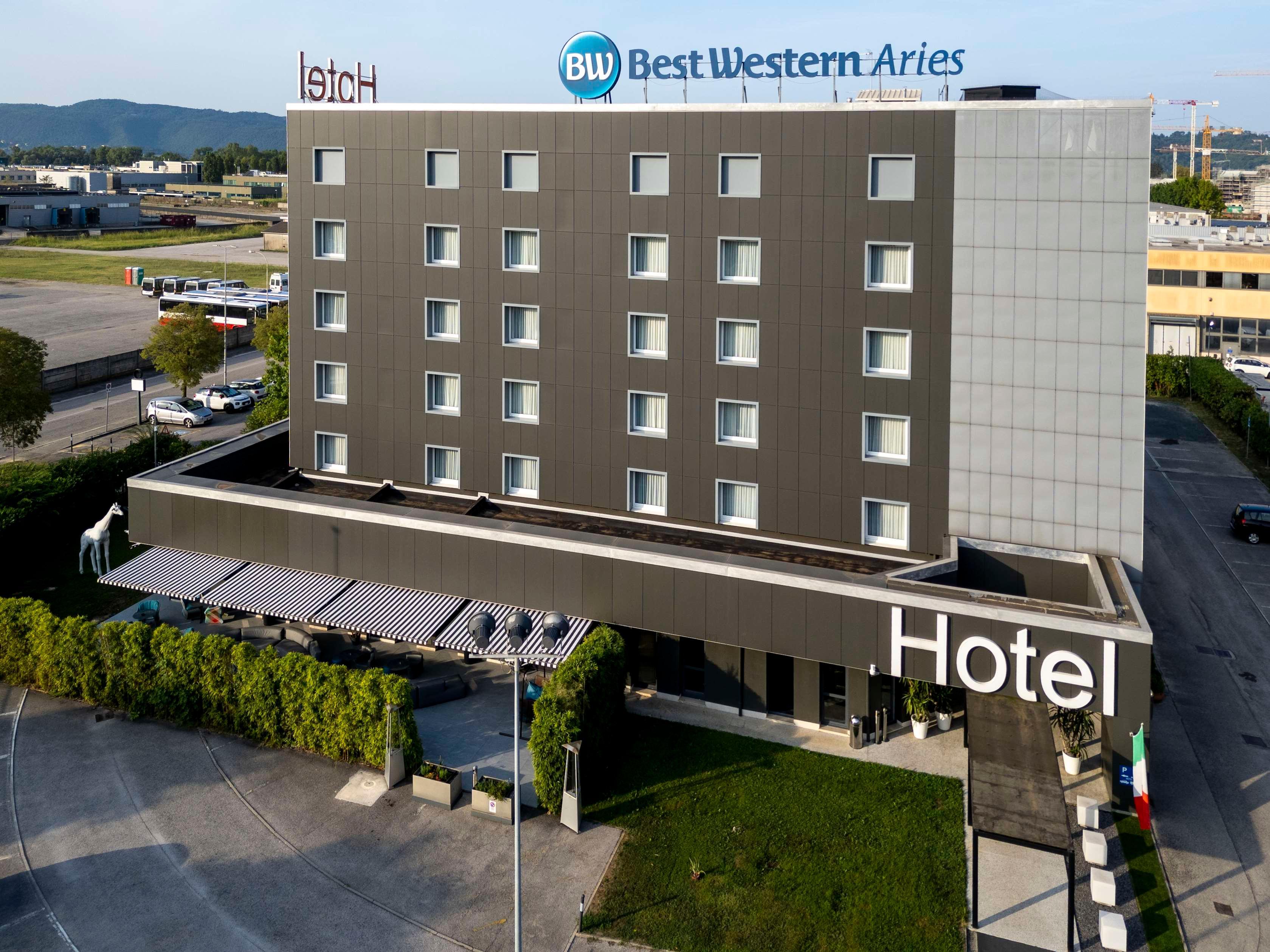 Vista Exterior The Aries Hotel