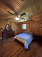 Alquiler Vacacional - Private Cozy Cabin on 165 acres in Poconos. Pool Room, Sauna, Poker, Hunting!