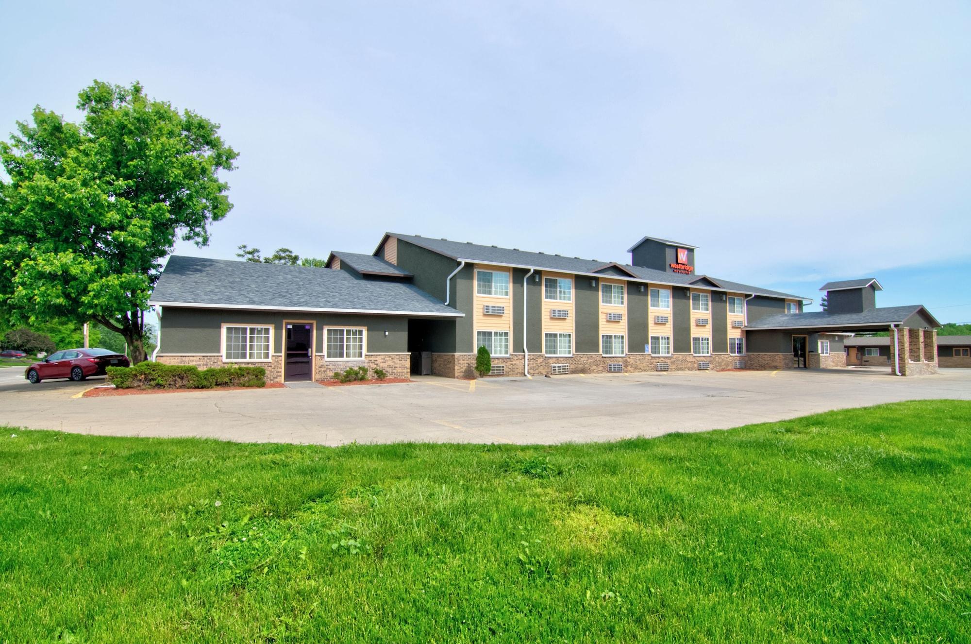 Vista Exterior Westbridge Inn & Suites