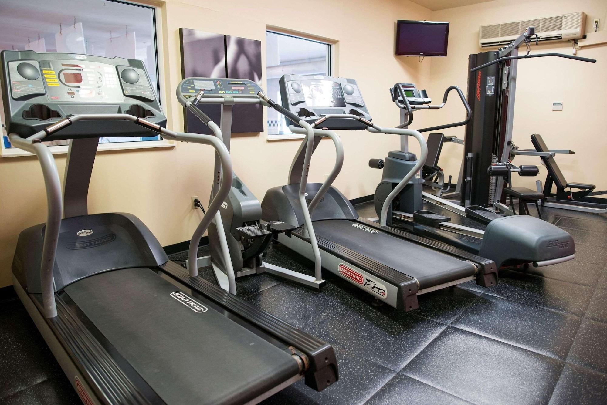 Gimnasio Country Inn & Suites by Radisson, Effingham, IL