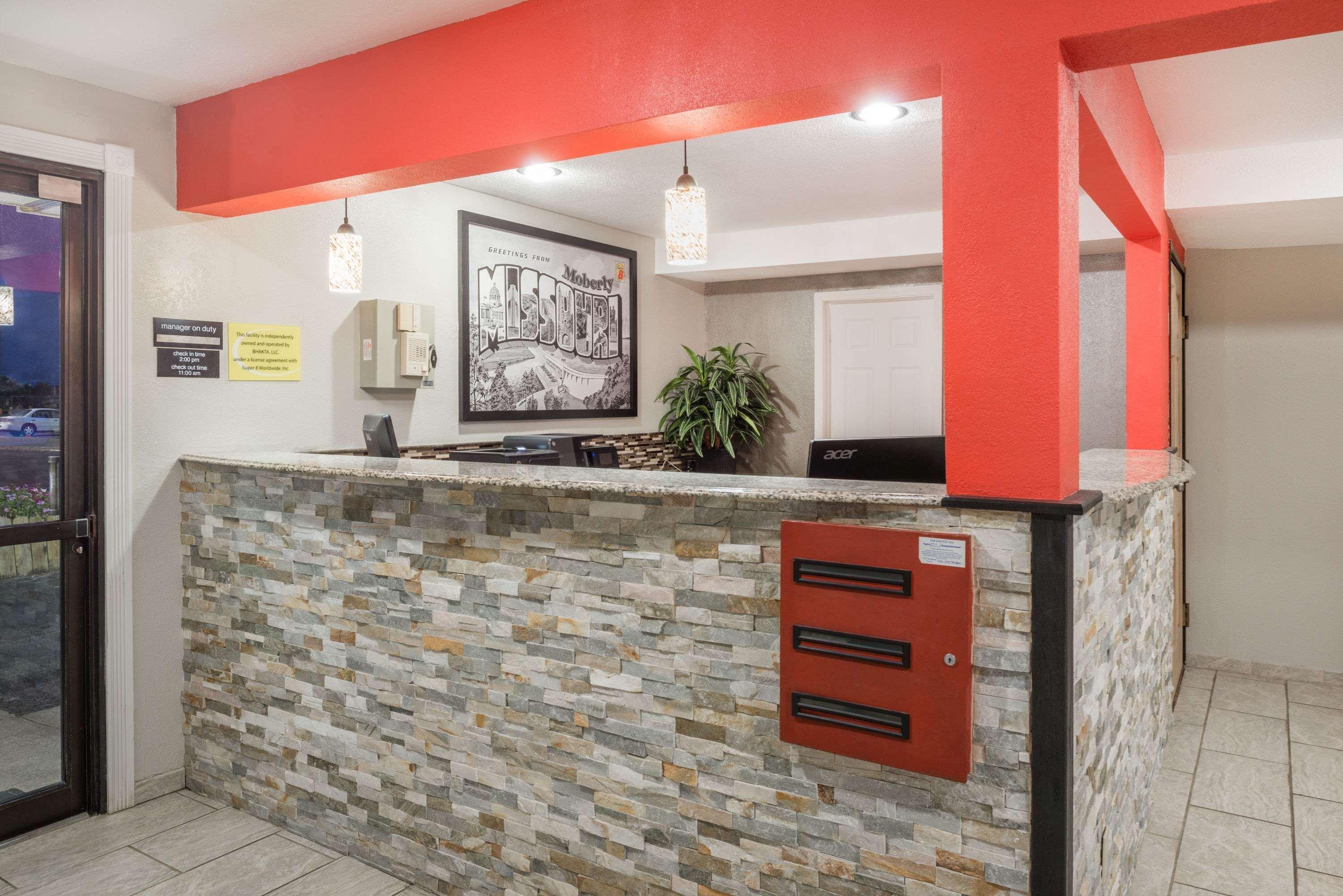 Vista Lobby Super 8 by Wyndham Moberly MO