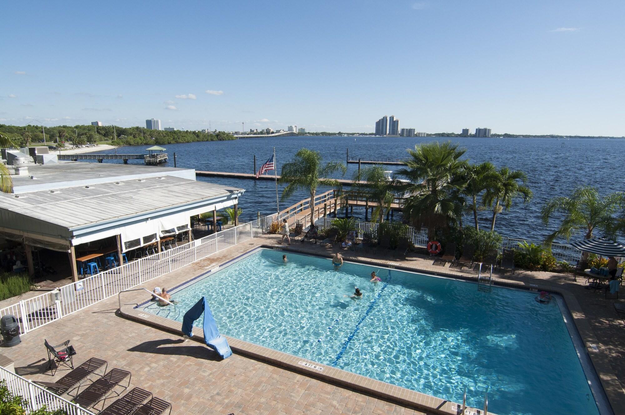 Vista Piscina Best Western Fort Myers Waterfront