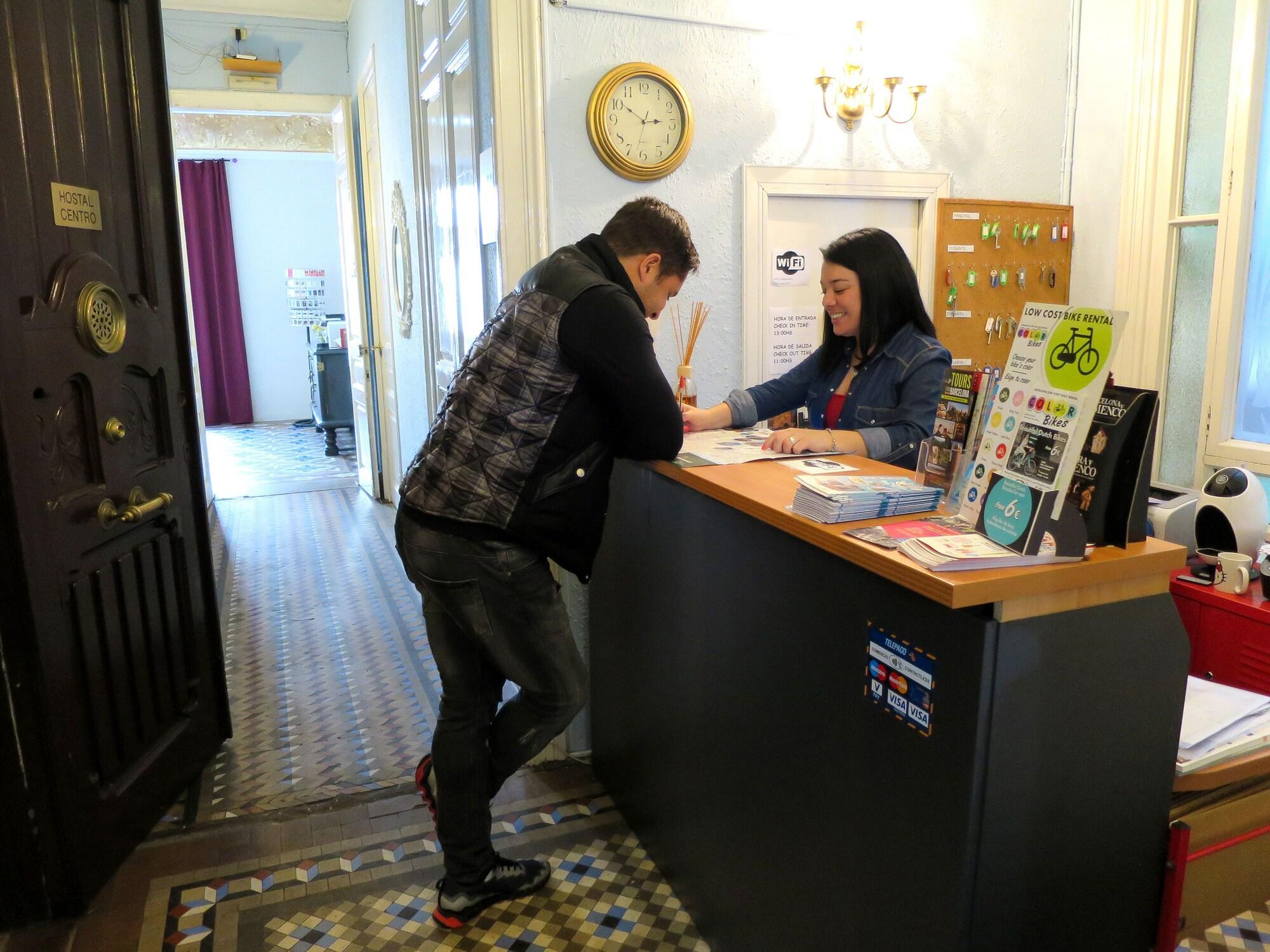 Vista Lobby Hostal Balmes Centro