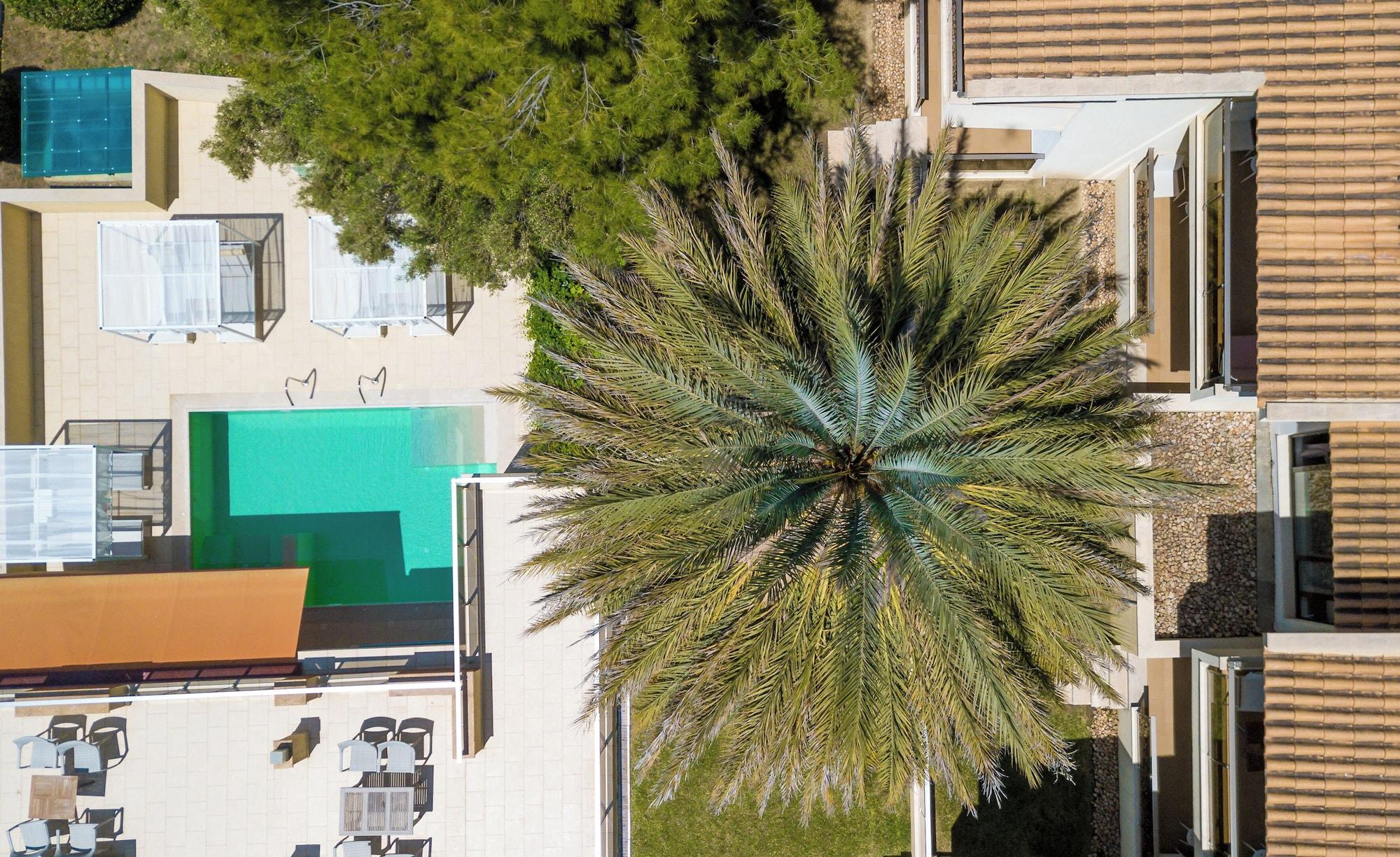 Vista Exterior Greek Pride Cronwell Rahoni