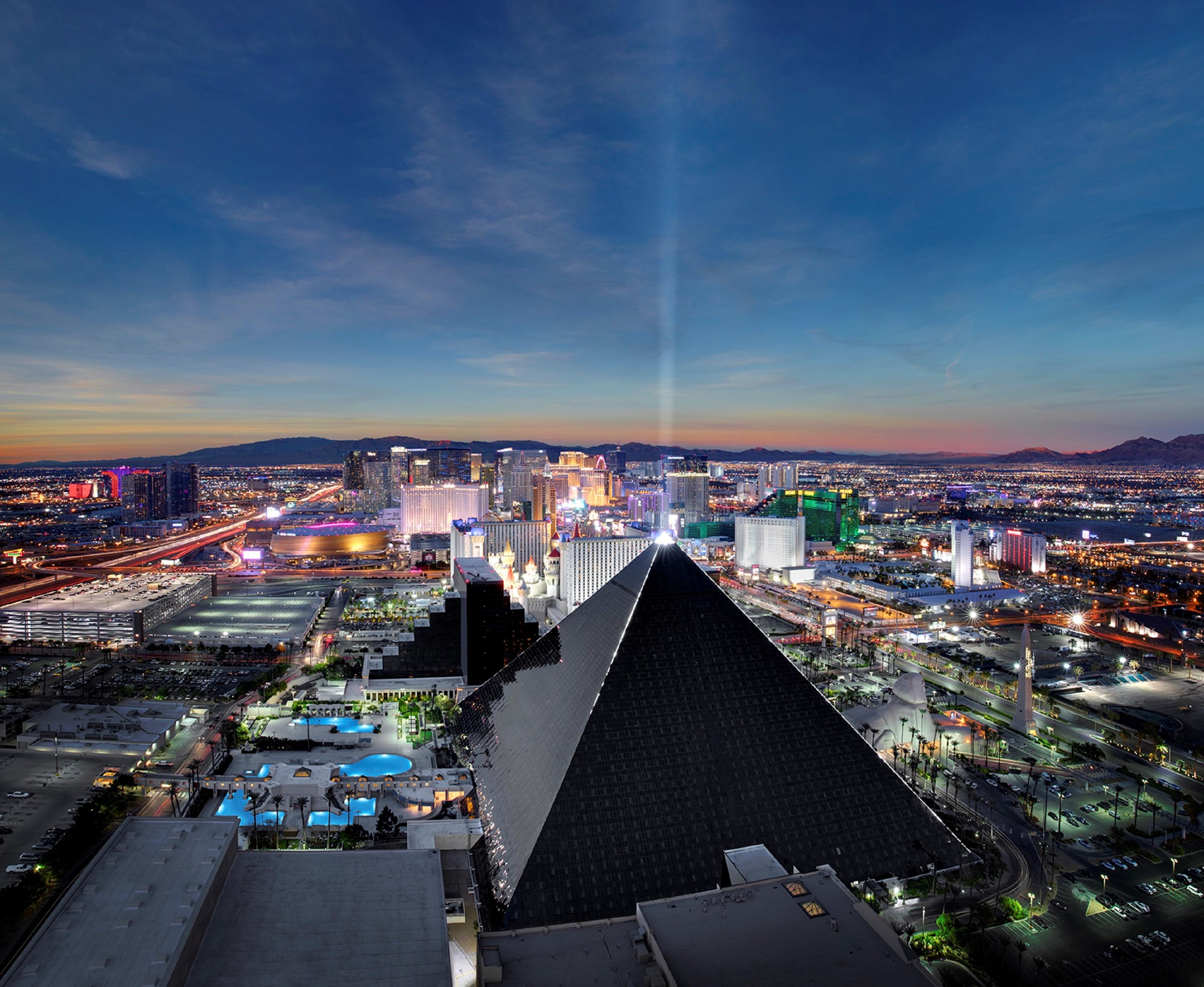 Vista Exterior Luxor Hotel and Casino