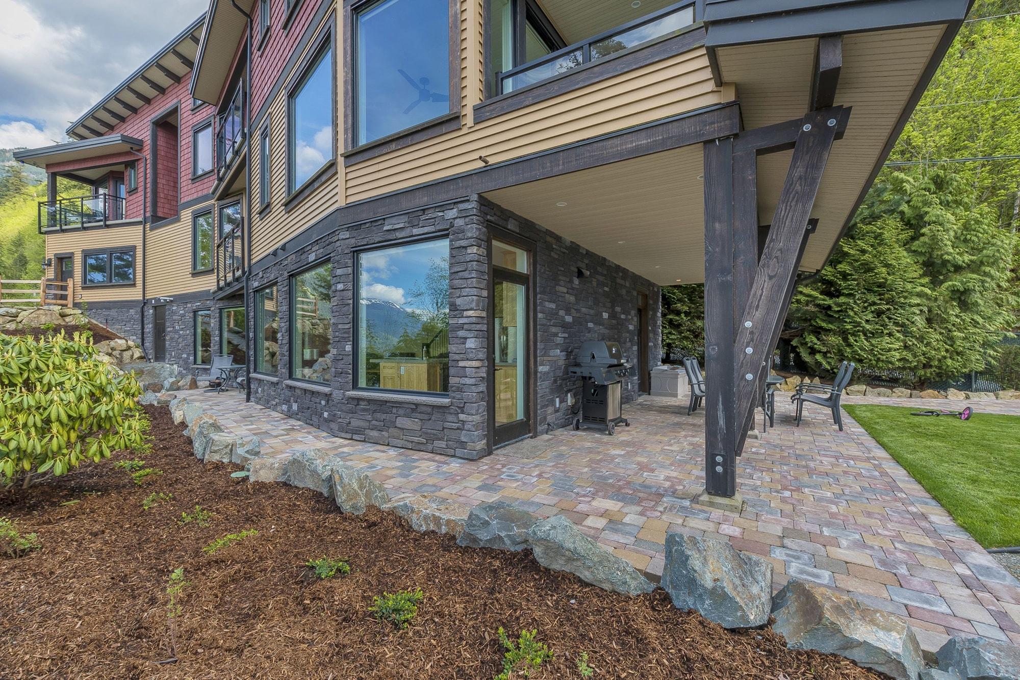 Vista Exterior The Lodge on Harrison Lake