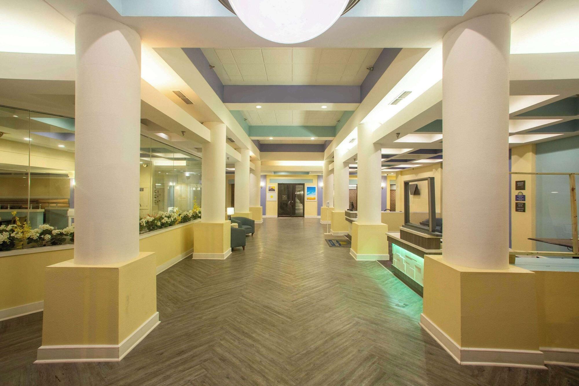 Vista Lobby Days Inn by Wyndham Mobile I-65