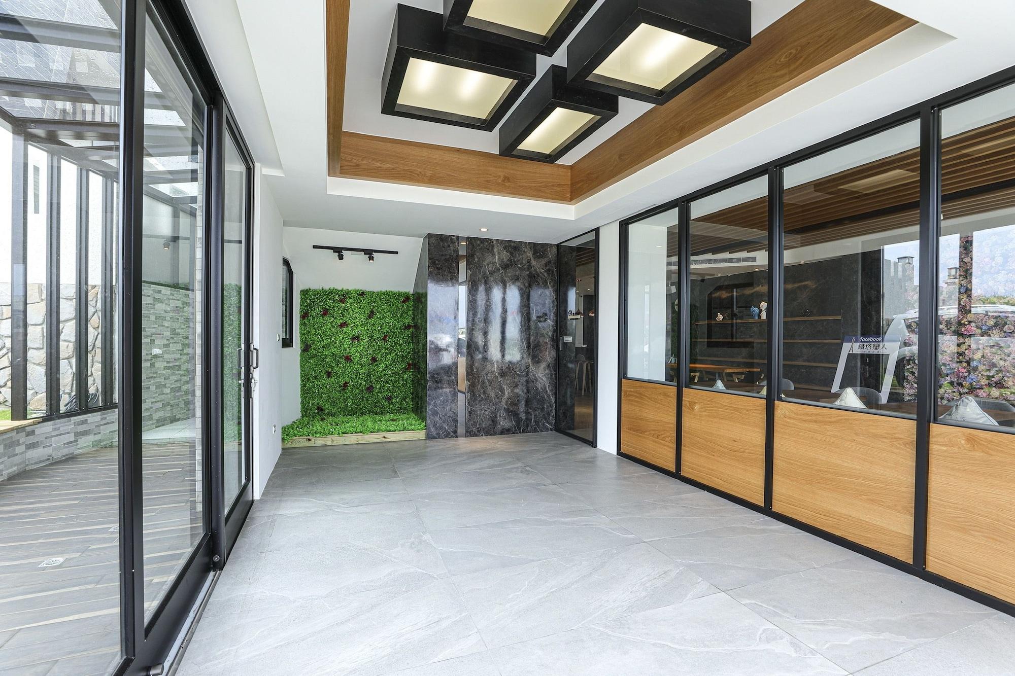 Vista Exterior Tower Lover