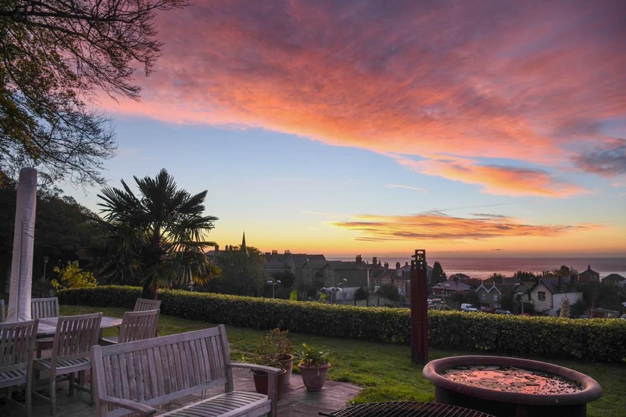 Vista Exterior Hillside