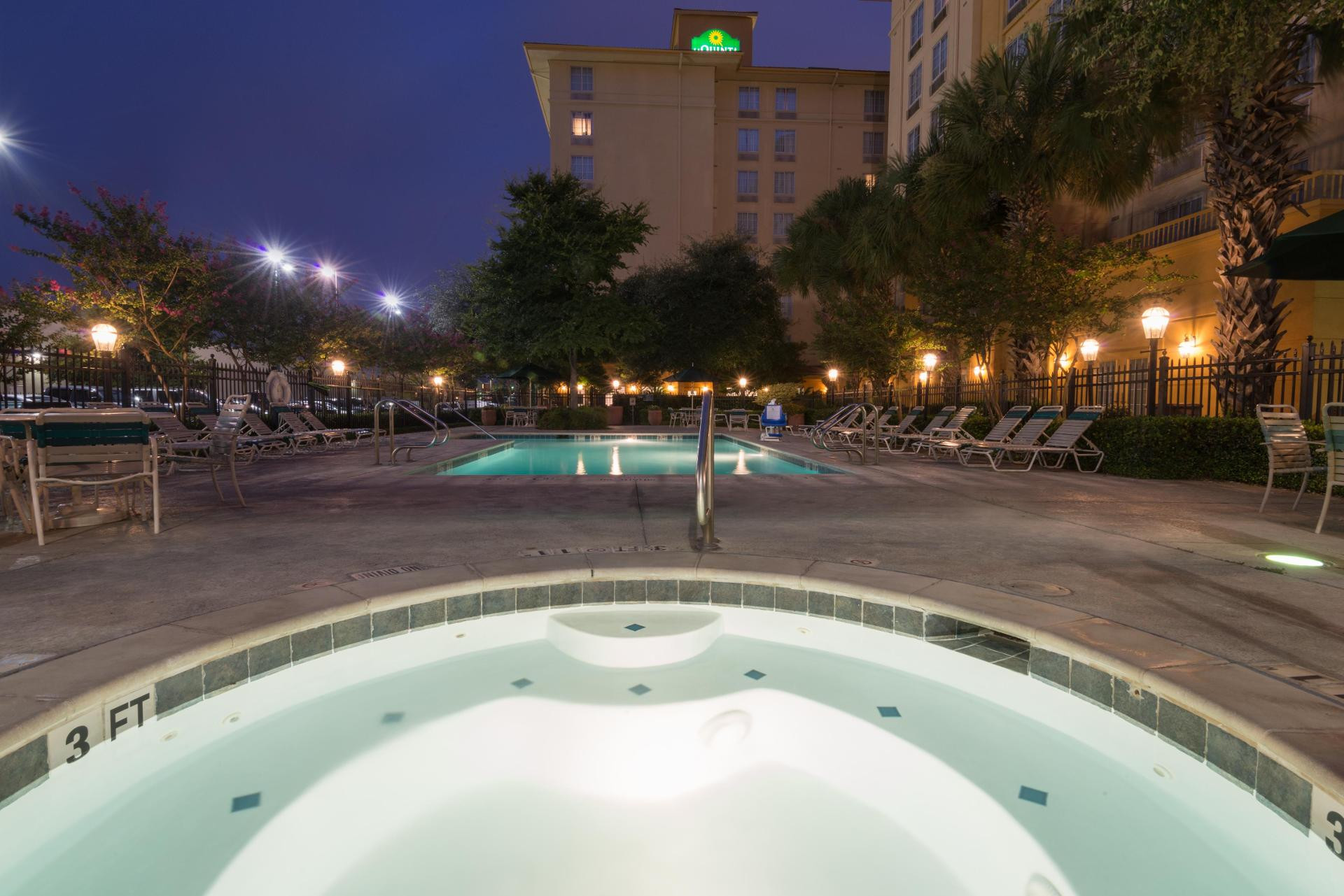Vista da piscina La Quinta Inn & Suites San Antonio Airport