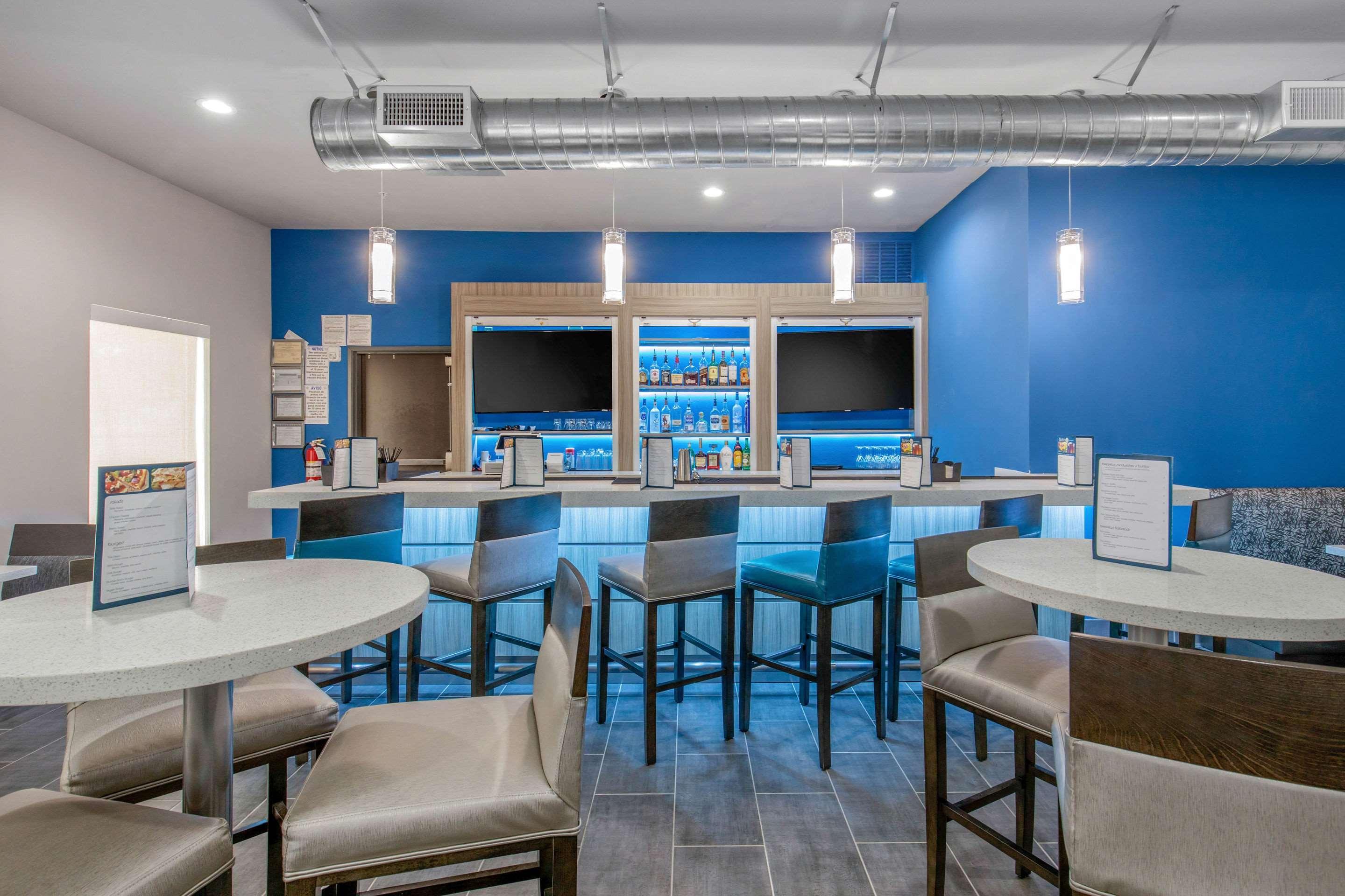 Bar/Salón Clarion Inn & Suites DFW North