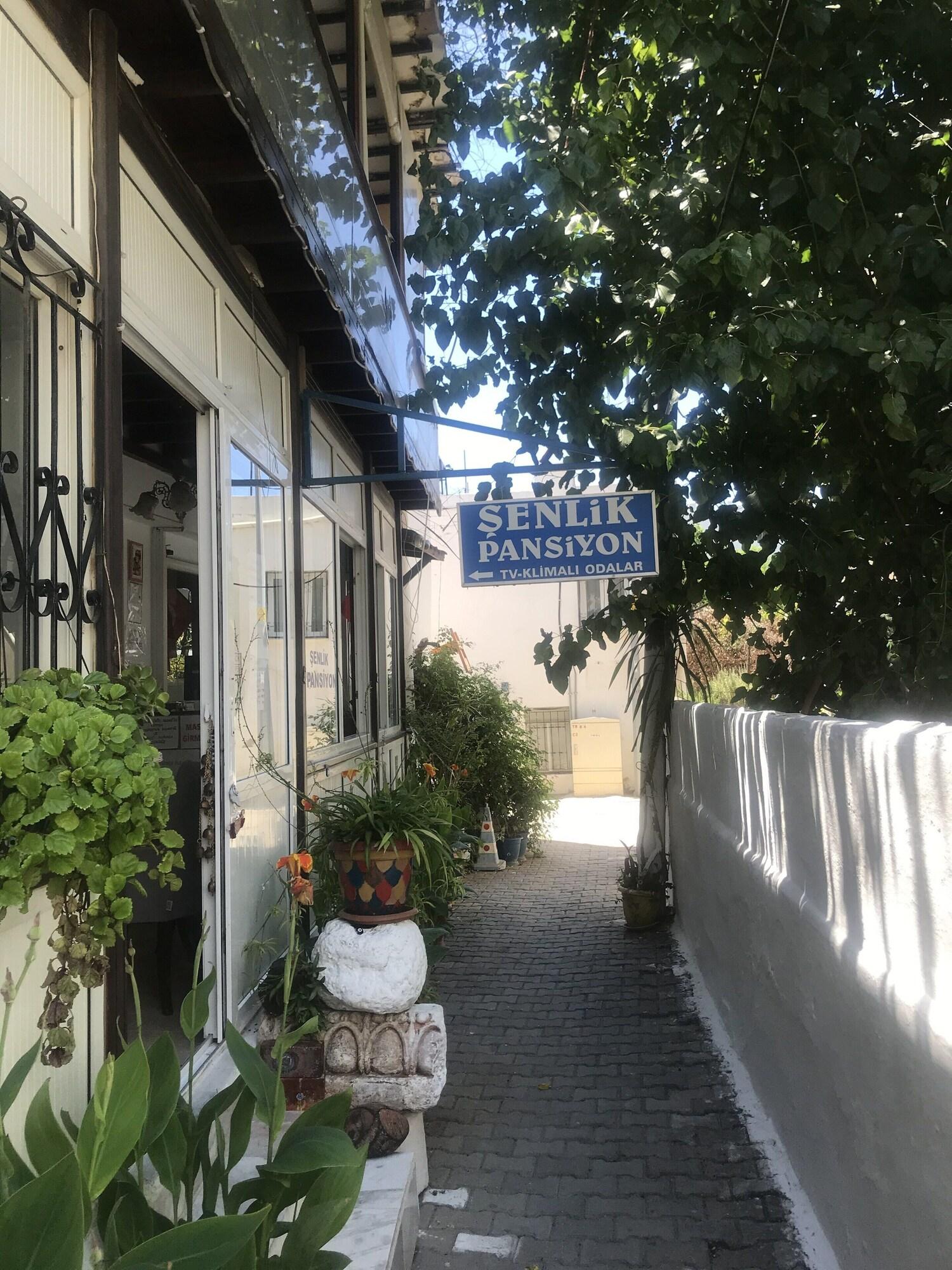 Vista Exterior Senlik Pansiyon