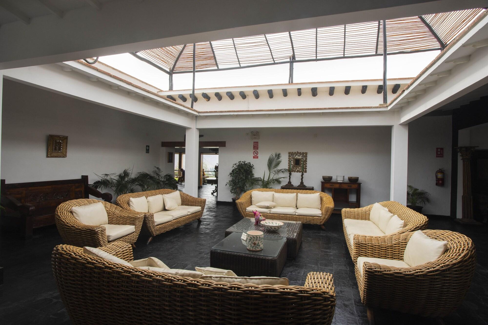 Vista Lobby Empedrada Lodge