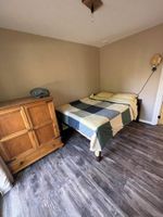 Alquiler Vacacional - Relax with the whole family at this peaceful waterfront cottage.