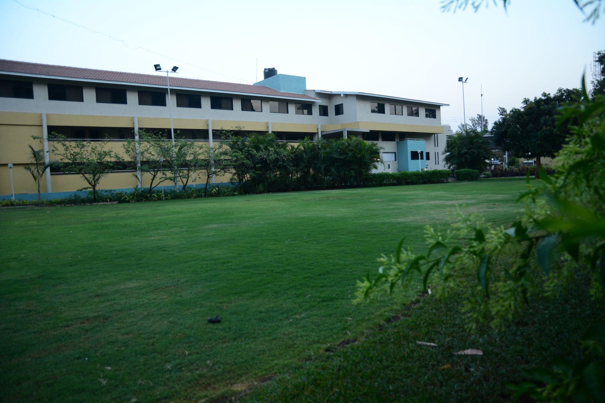 Varios Hotel Palms Residency