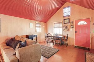 Alquiler Vacacional - 3 Mi to Greers Ferry Lake: Peaceful Cabin w/ Deck!