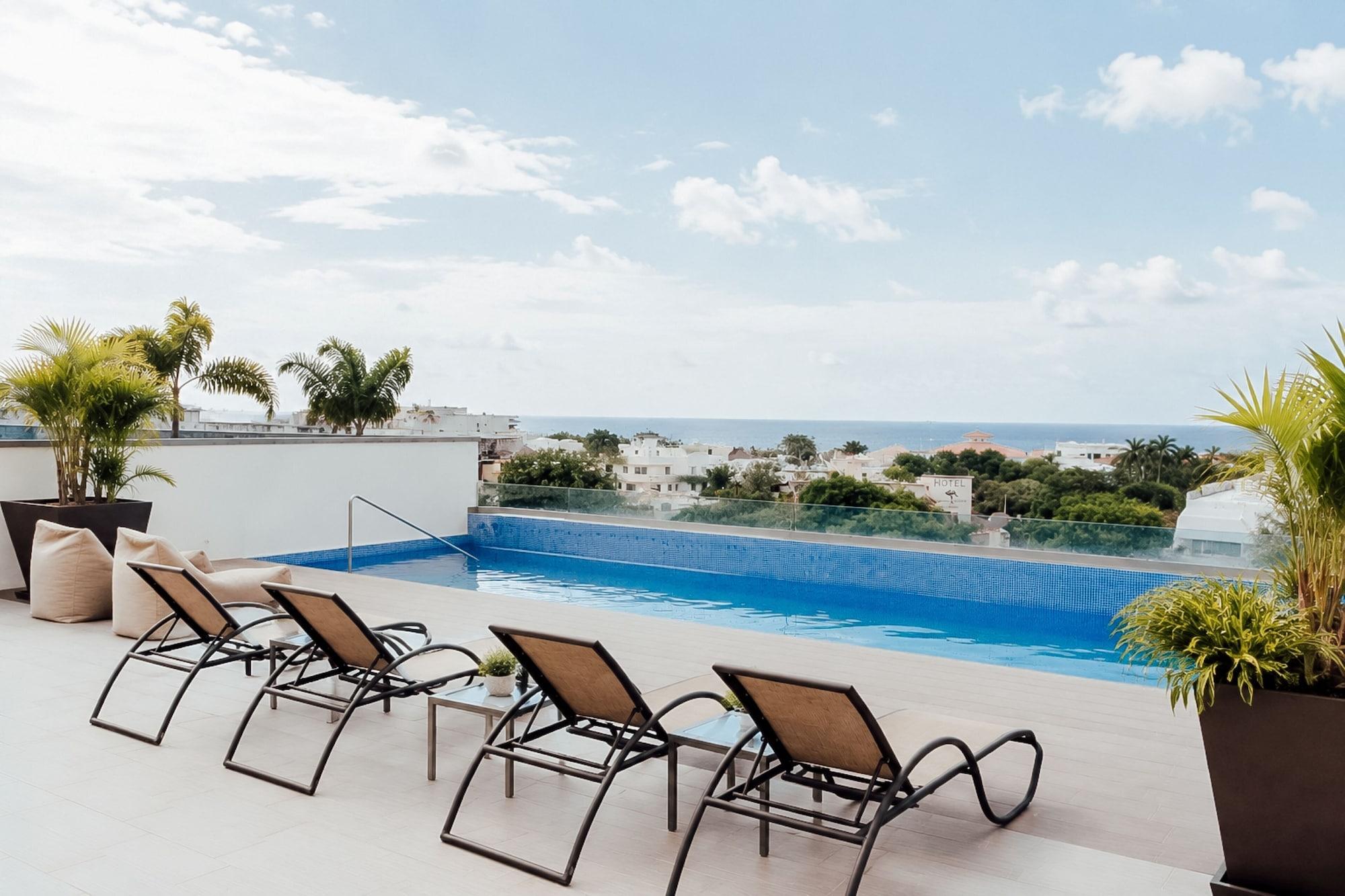 Vista Piscina Holiday Inn Express & Suites Playa Del Carmen by IHG
