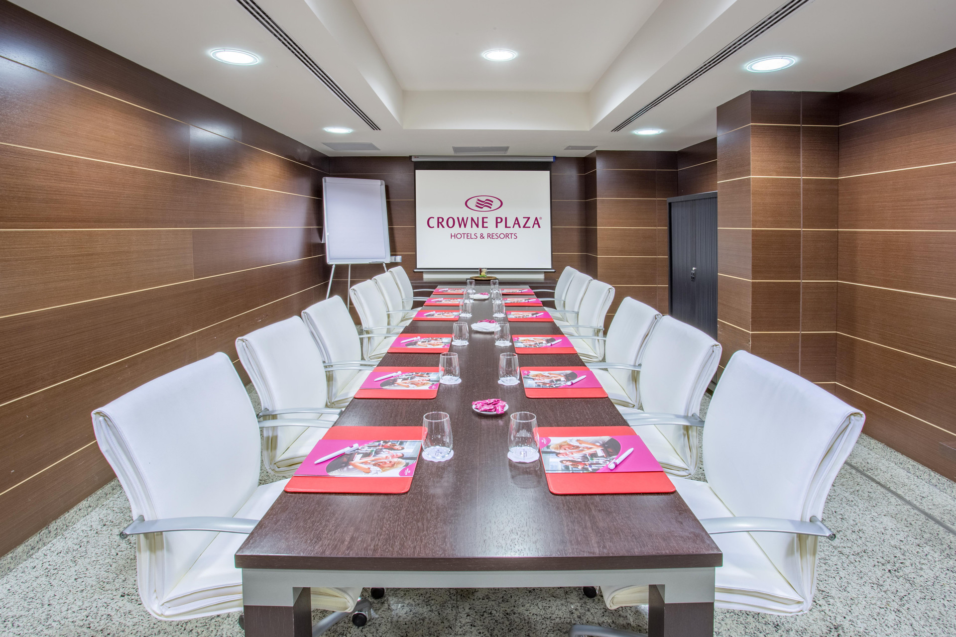 Vista Exterior Crowne Plaza Madrid Airport by IHG