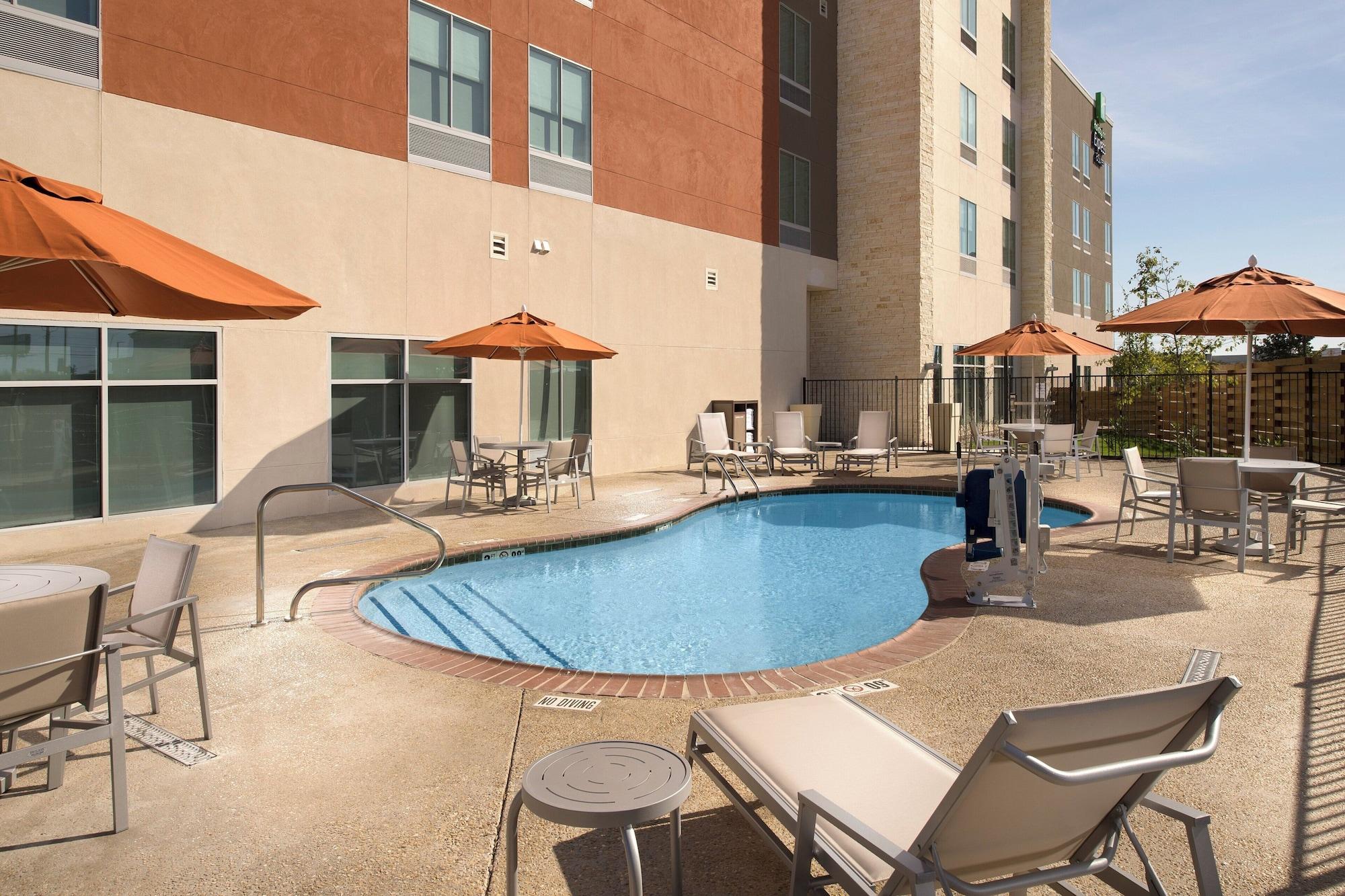 Vista Piscina Holiday Inn Express & Suites San Antonio North - Windcrest by IHG