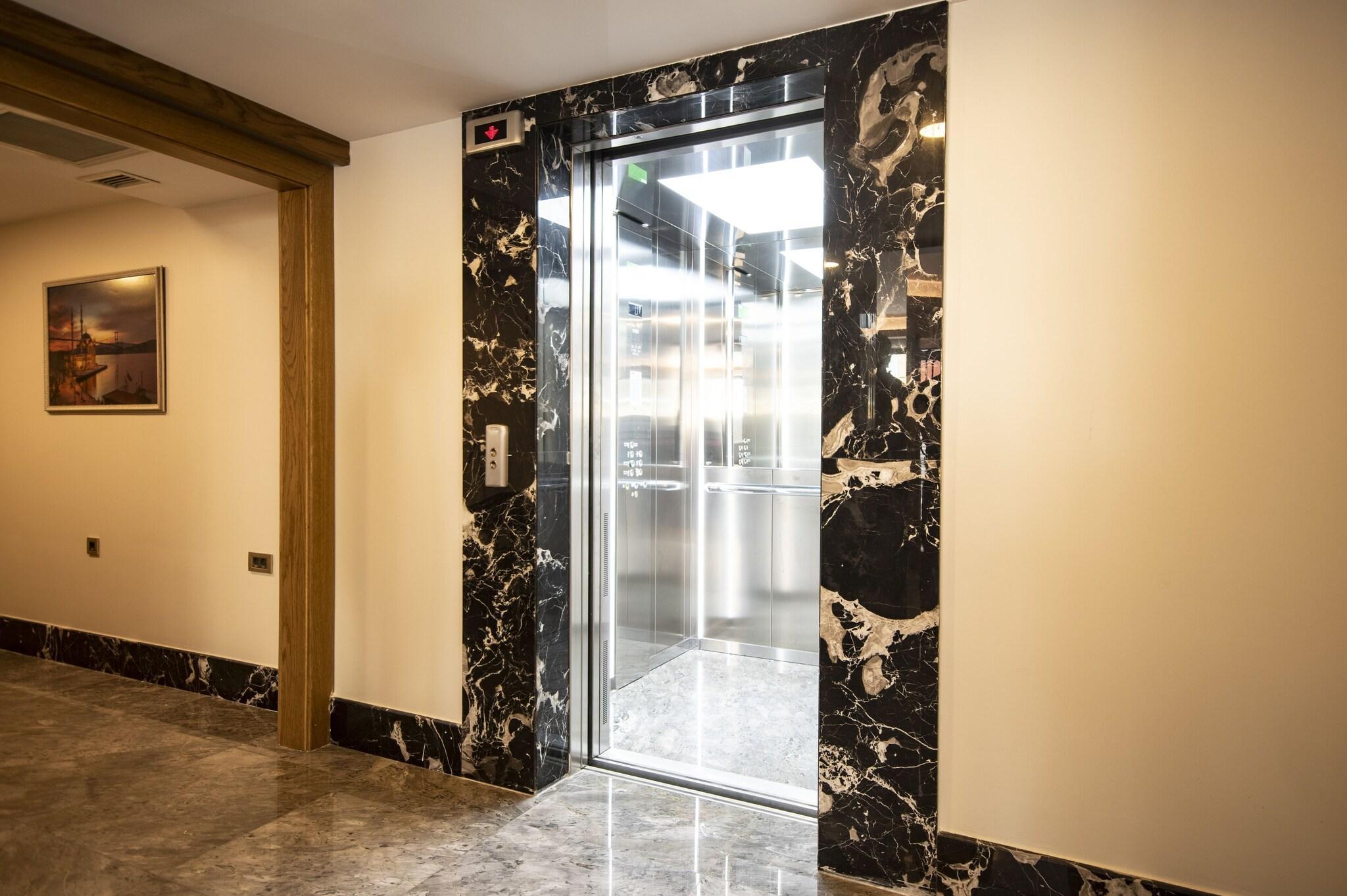 Vista Lobby Eliza Hotel