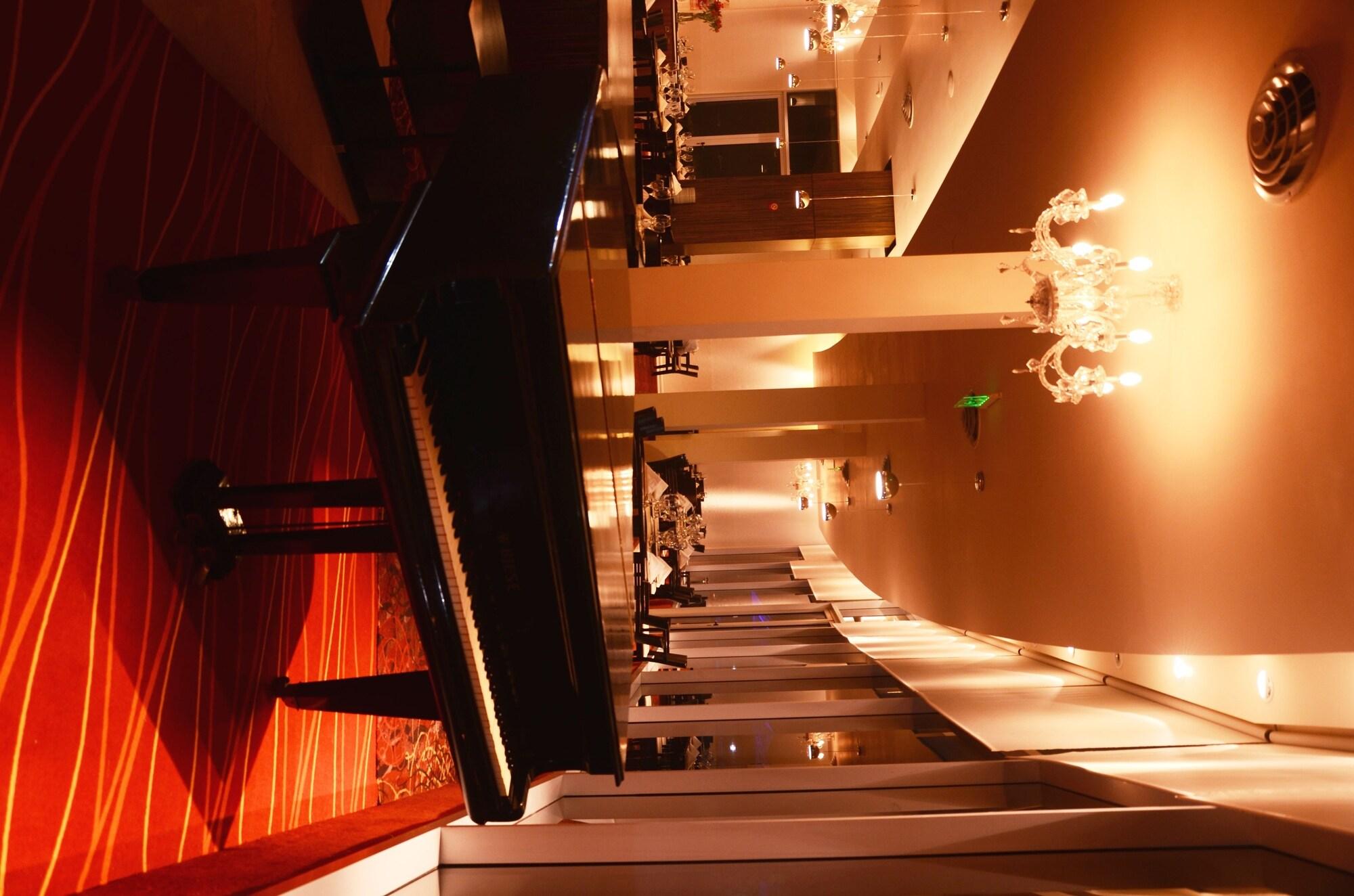 Bar/Salón Howard Johnson by Wyndham Plaza Hotel Mayorazgo