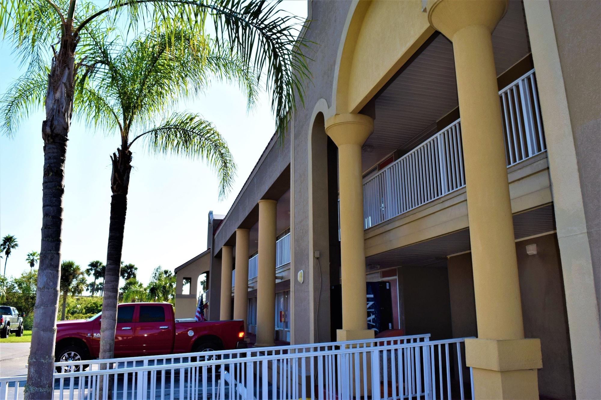 Vista Exterior Quality Inn Kennedy Space Center