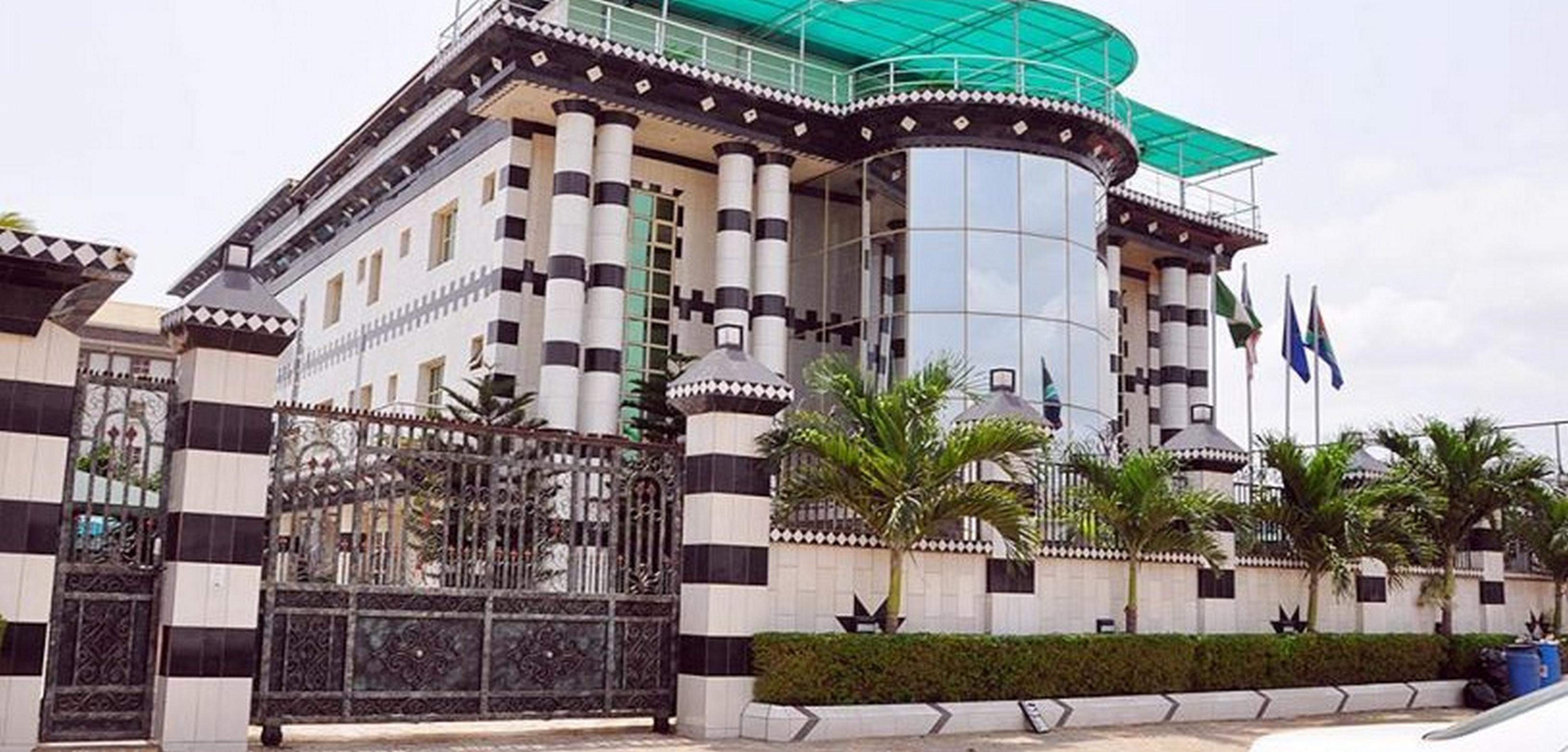 Vista Exterior Royalview Hotel and Suites