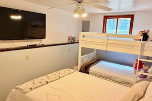 Alquiler Vacacional - Beautiful Lakefront cabin w/woodburning fireplace, parking, grill, canoe, SUP.