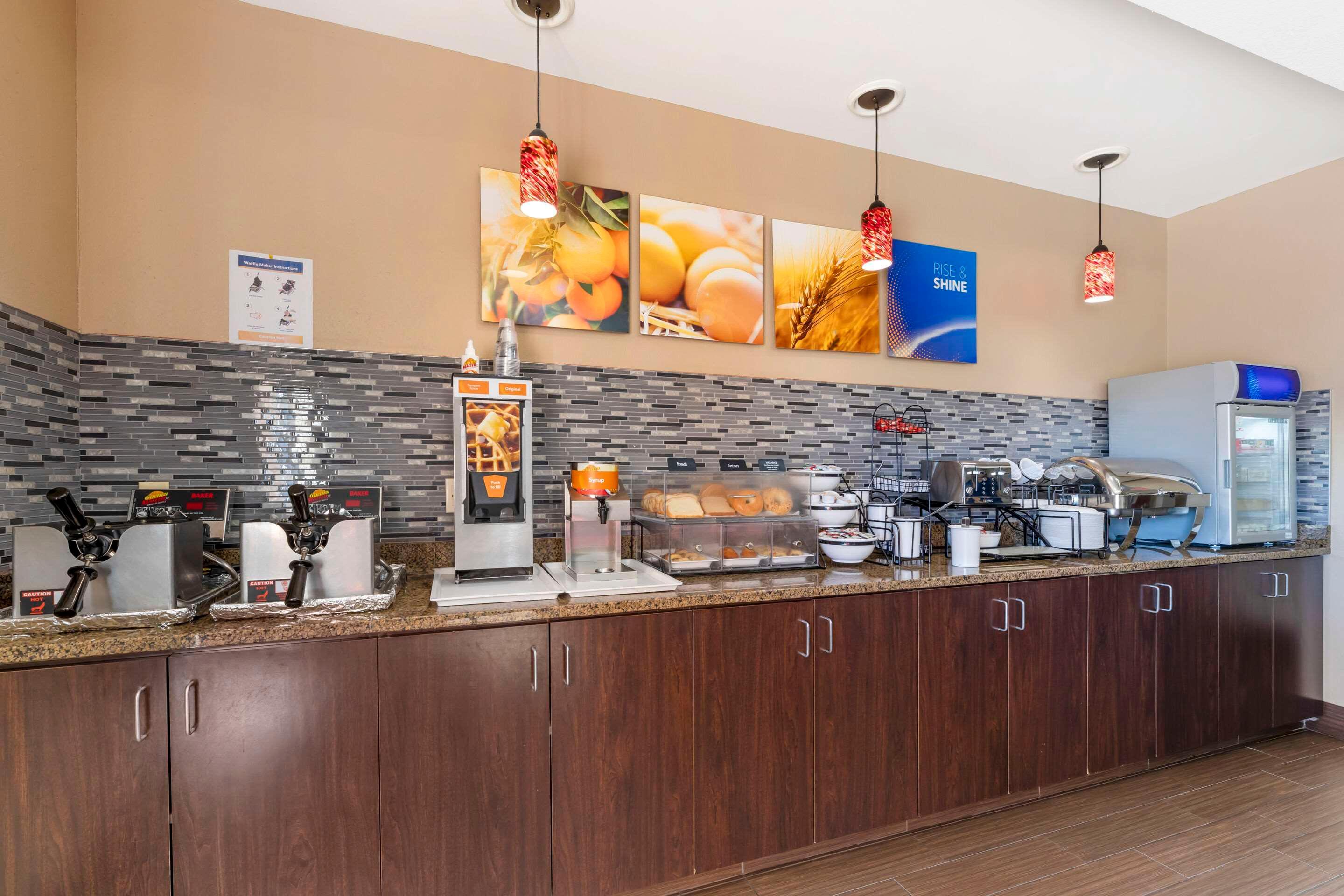Restaurant Comfort Inn & Suites Near Indiana Dunes State Park