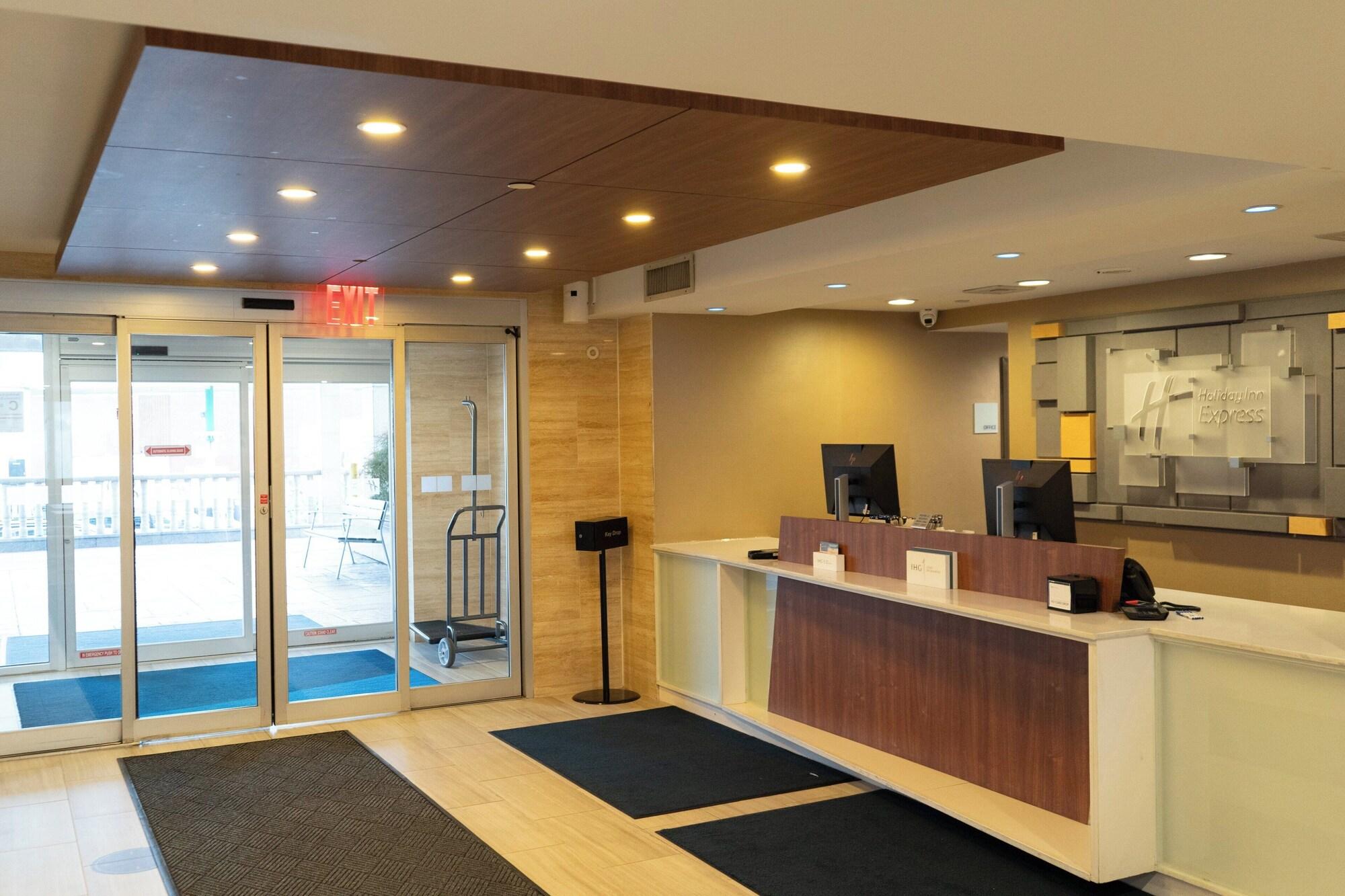 Vista Exterior Holiday Inn Express Maspeth by IHG
