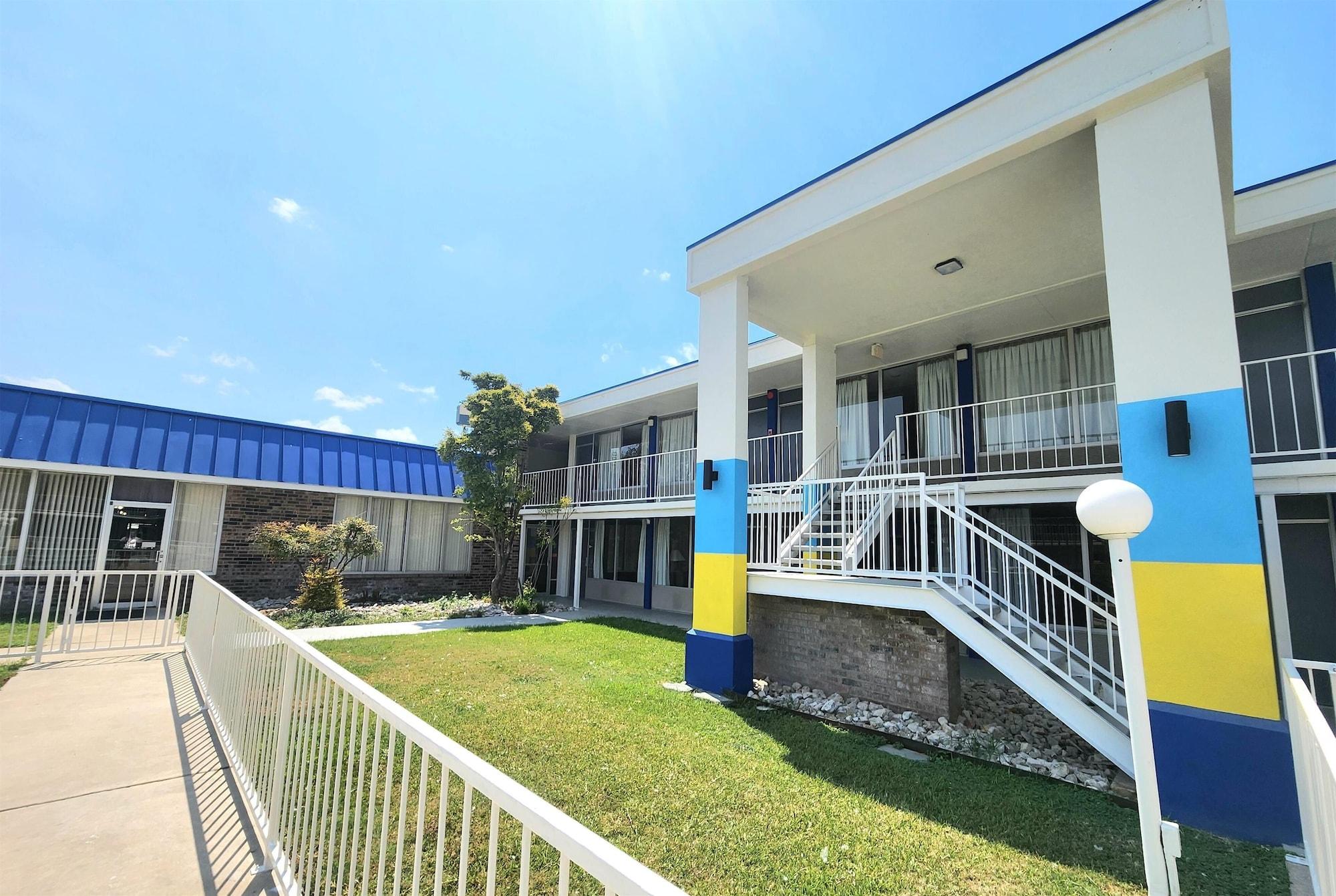 Vista Exterior Days Inn by Wyndham Seguin TX