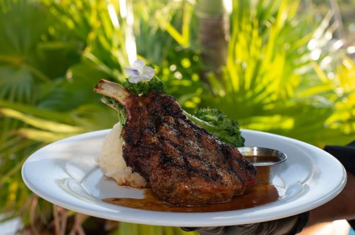 Restaurant Flamboyan on the Bay Resort and Villas