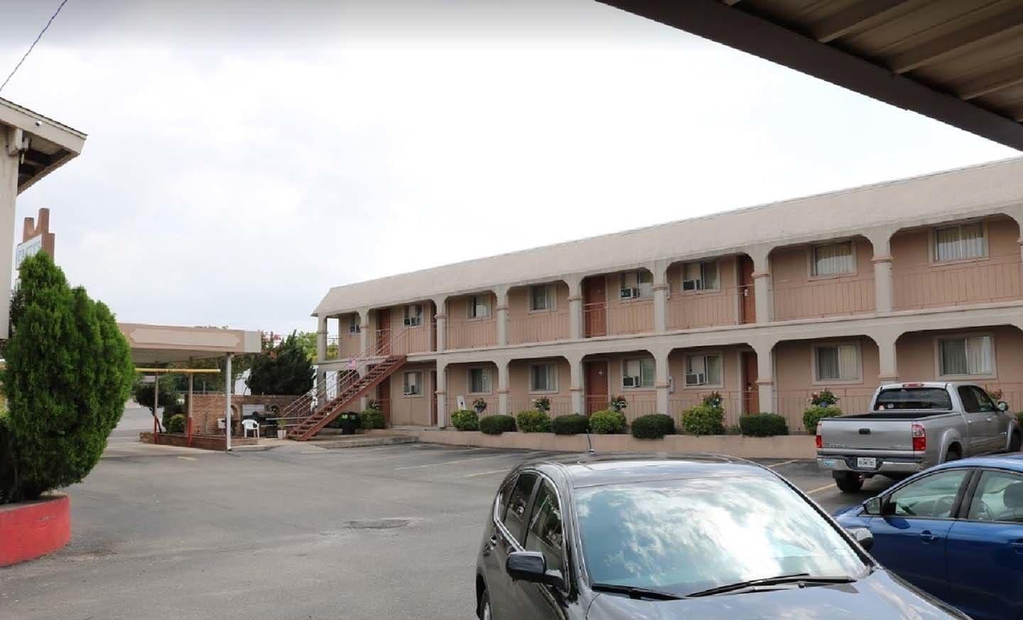 Vista Exterior Cactus Inn and Suites