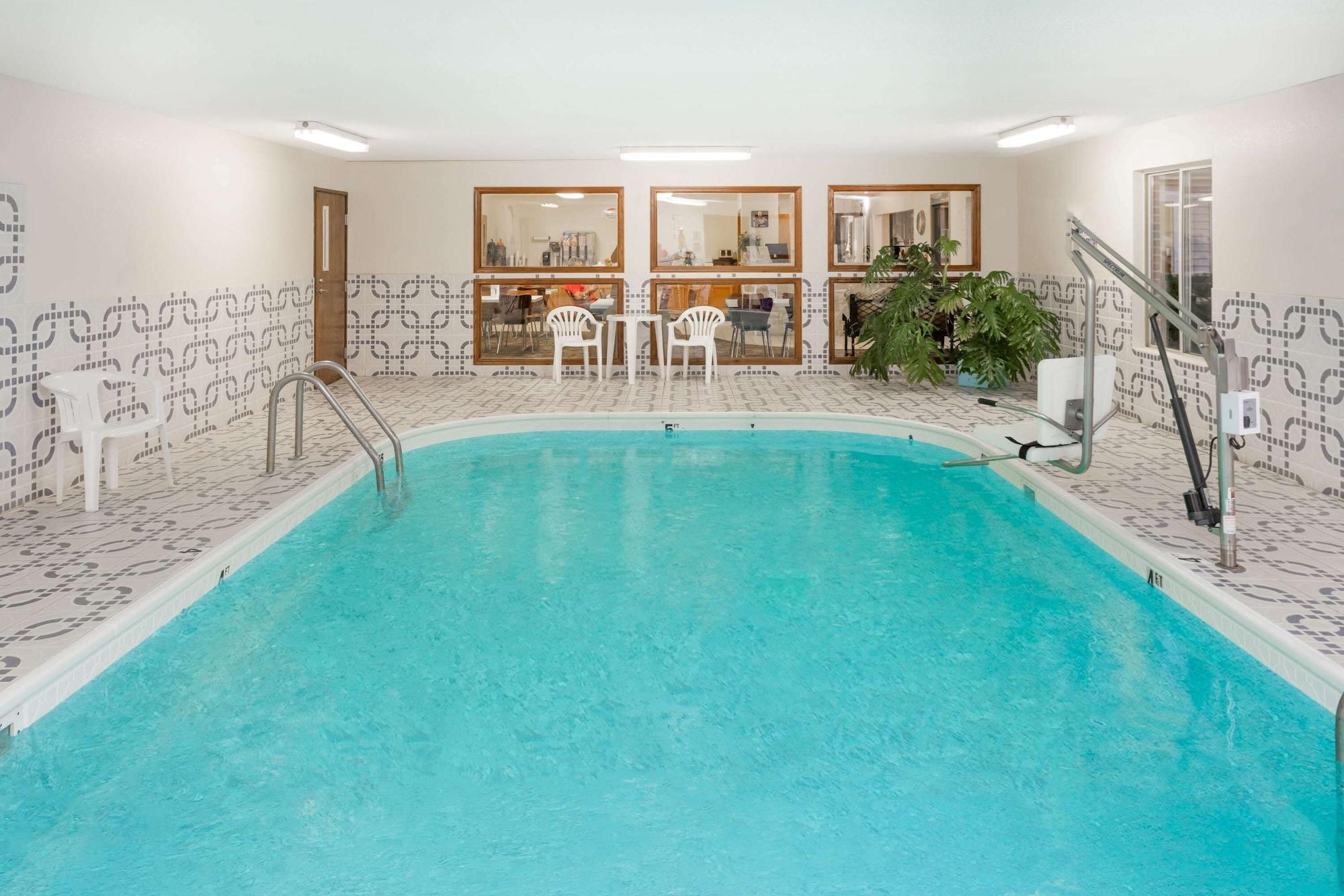 Vista Piscina Super 8 by Wyndham Pekin/Peoria Area