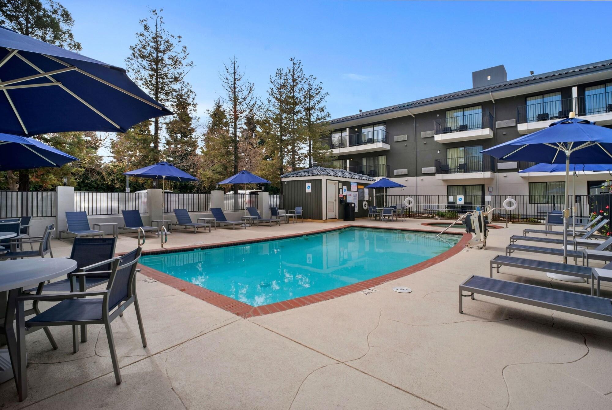 Vista Piscina Howard Johnson by Wyndham Fullerton/Anaheim Conference Cntr