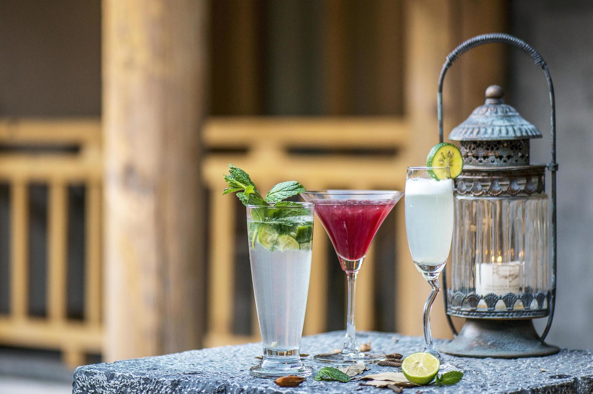 Bar/Salón Arro Khampa by Zinc Journey Lijiang