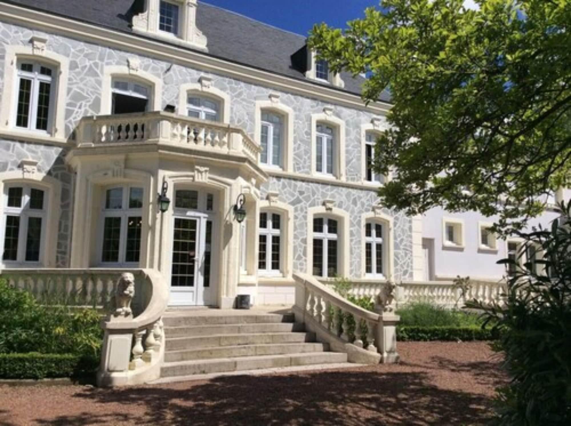 Vista Exterior Château des Tourelles