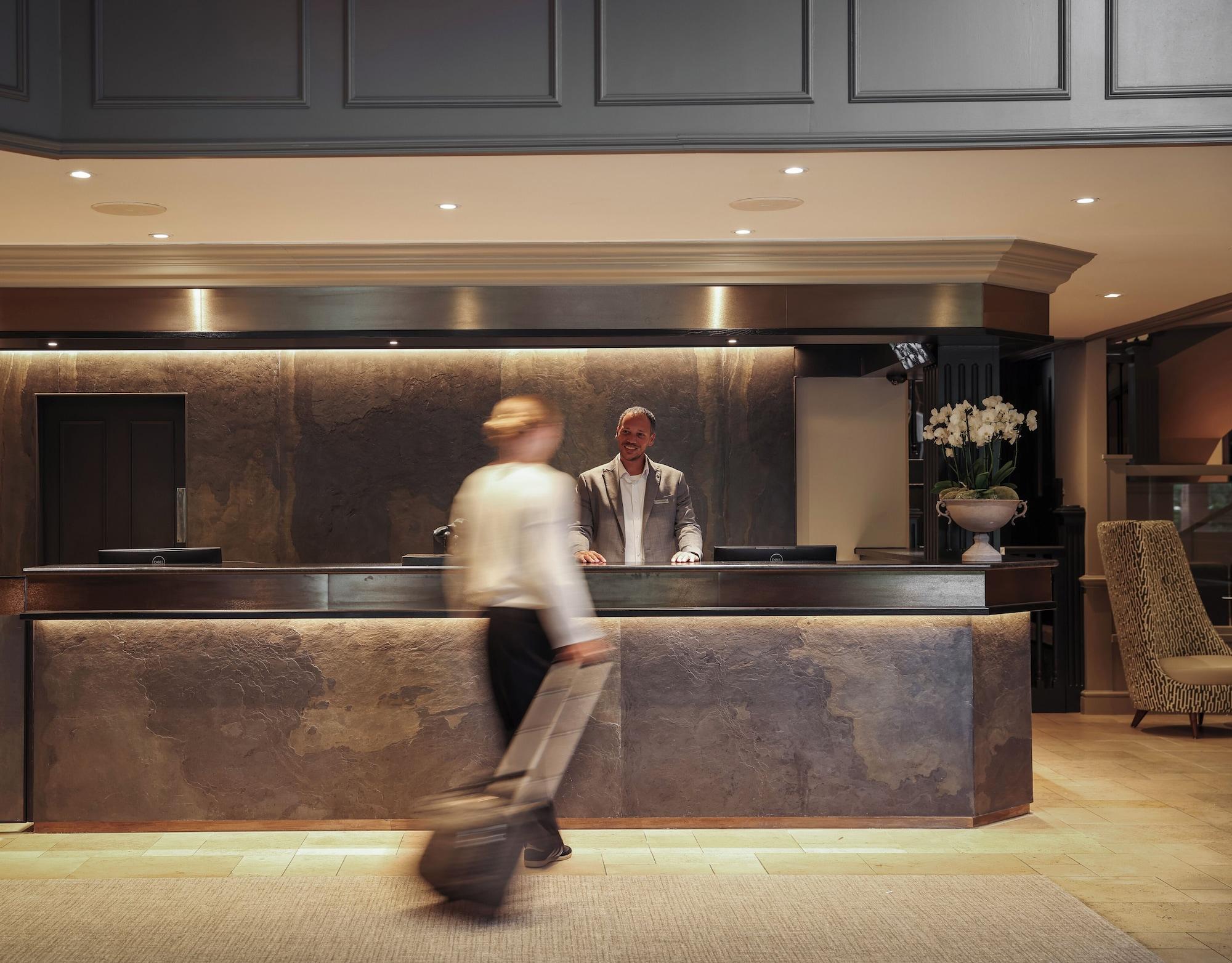 Vista Lobby Donnington & Co.
