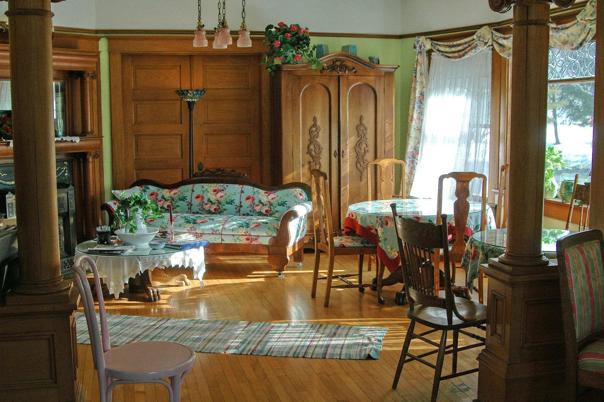 Vista Lobby White Lace Inn