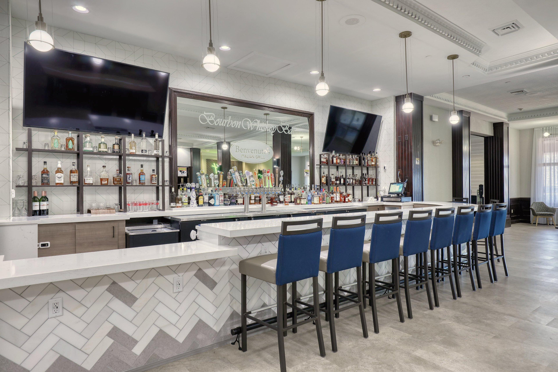 Vista Lobby Holiday Inn Hotel & Suites Madison West - Middleton by IHG