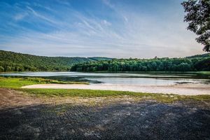 Alquiler Vacacional - Family Cabin on 6 Acres w/ Lake Access & Hot Tub!