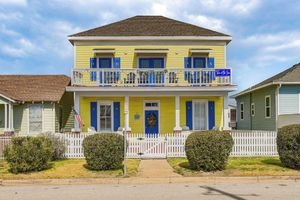 Alquiler Vacacional - Steps to Pleasure Pier: Family Escape w/ Pool!