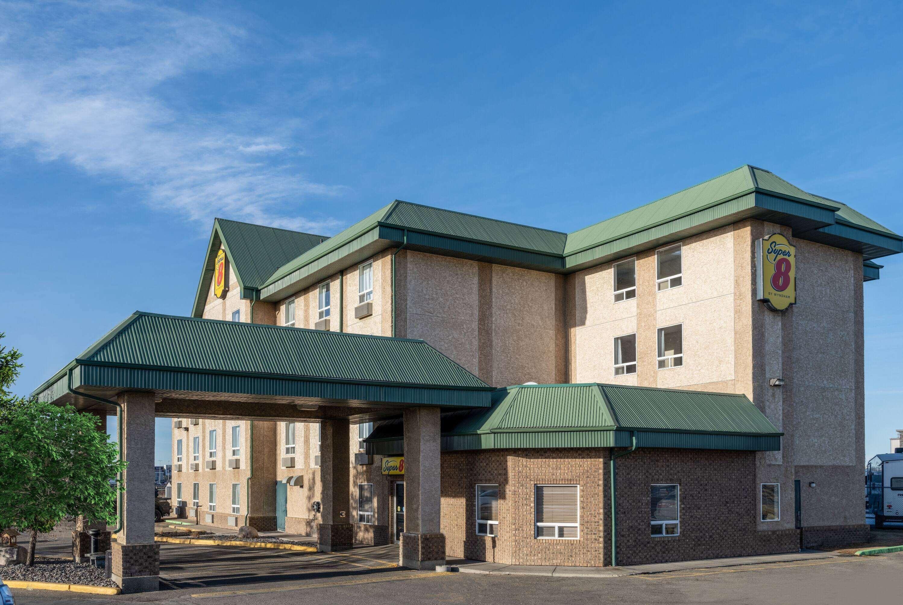 Vista Exterior Super 8 by Wyndham Edmonton International Airport
