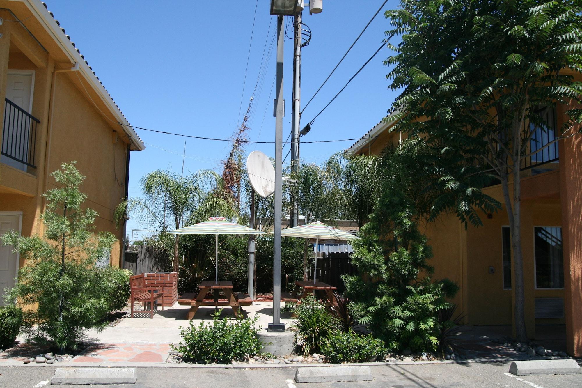 Vista Exterior Econo Lodge Inn & Suites Lodi - Wine Country Area