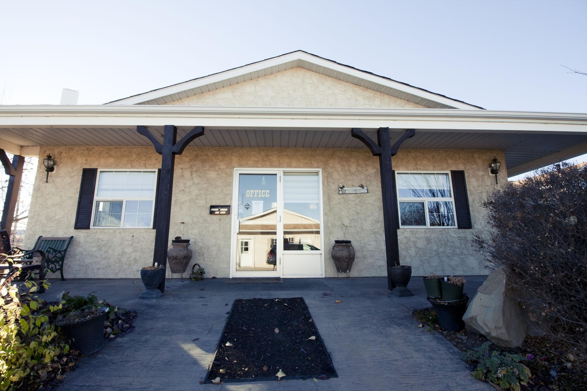 Vista Exterior Bow River Inn