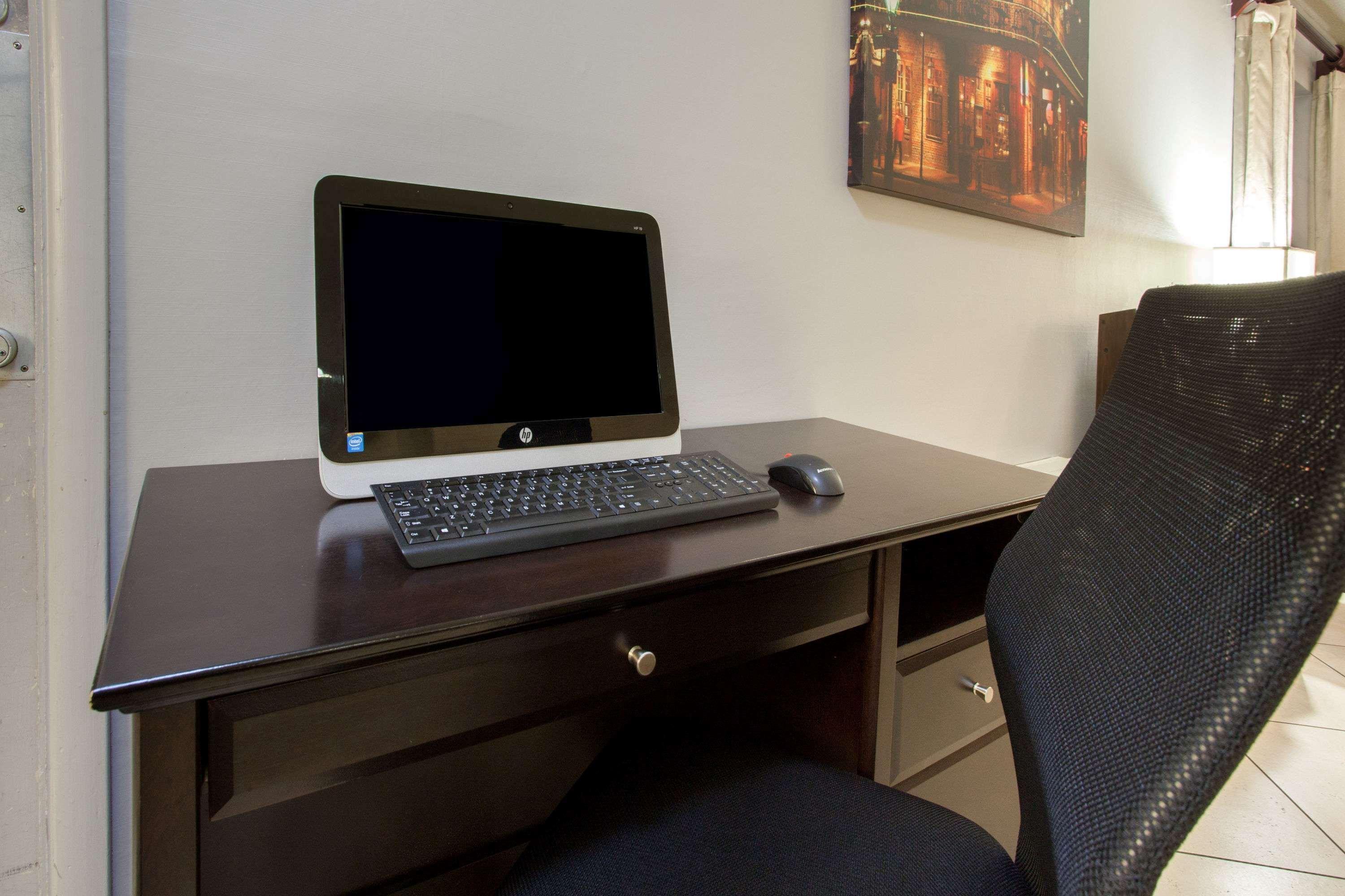 Centro de Negocios Super 8 by Wyndham Monroe West