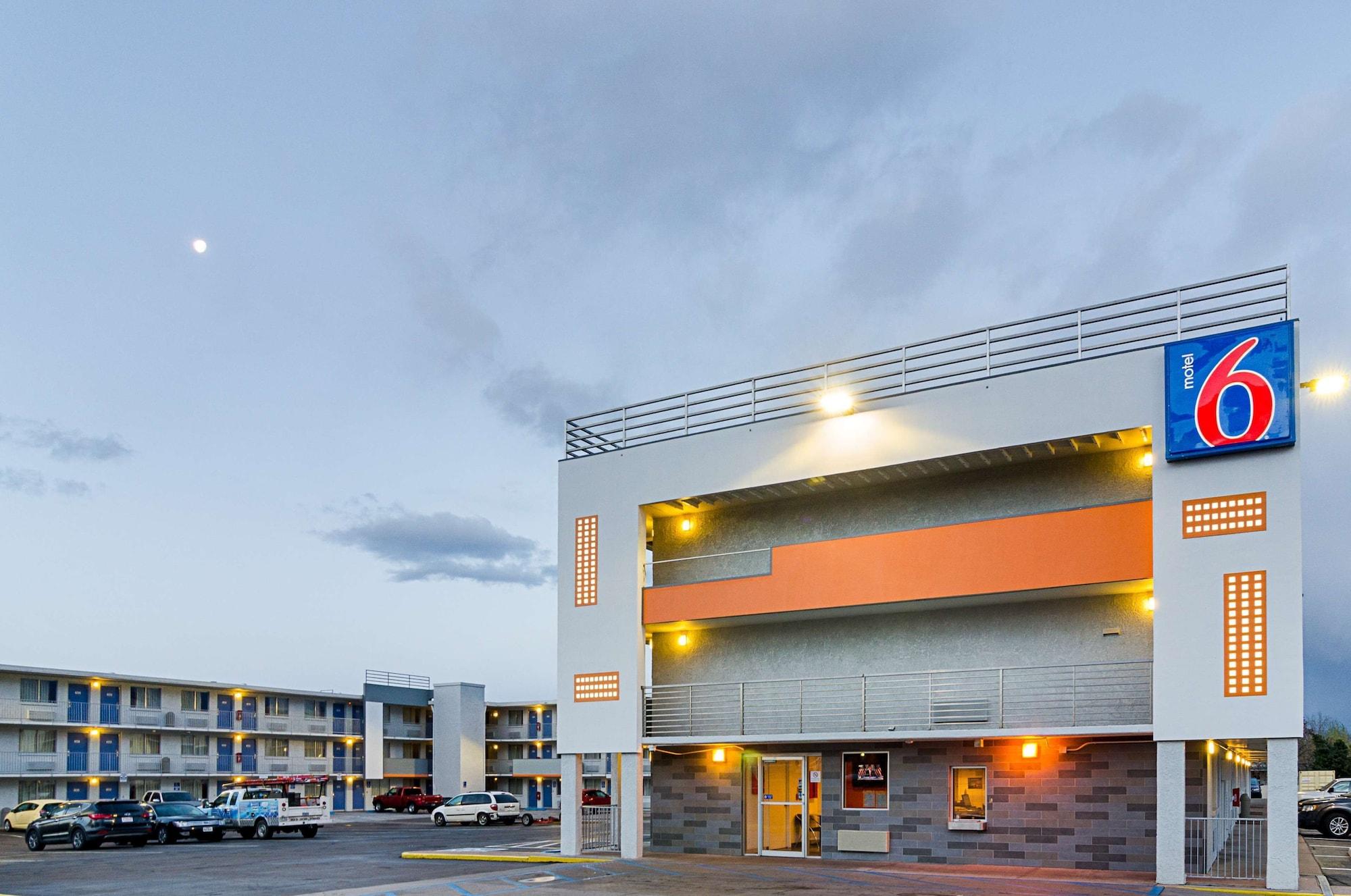 Varios Motel 6 Denver, CO – Downtown